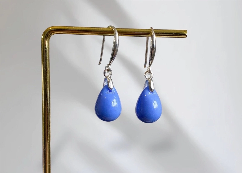 Periwinkle Blue Teardrop Earrings, Light Purple Czech Glass Earrings, Gold Drop Earrings, Tear Drop Hook Earrings, Women’s Spring Fashion