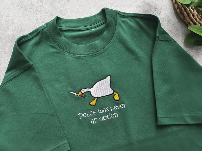 Geborduurd Murder Duck T-shirt, Duck with Knife Meme Shirts, Funny Shirt, Untitled Duck Game, Geschenken voor vrienden, Cadeau voor haar