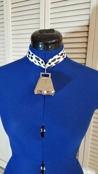 Cow print ribbon and cowbell collar