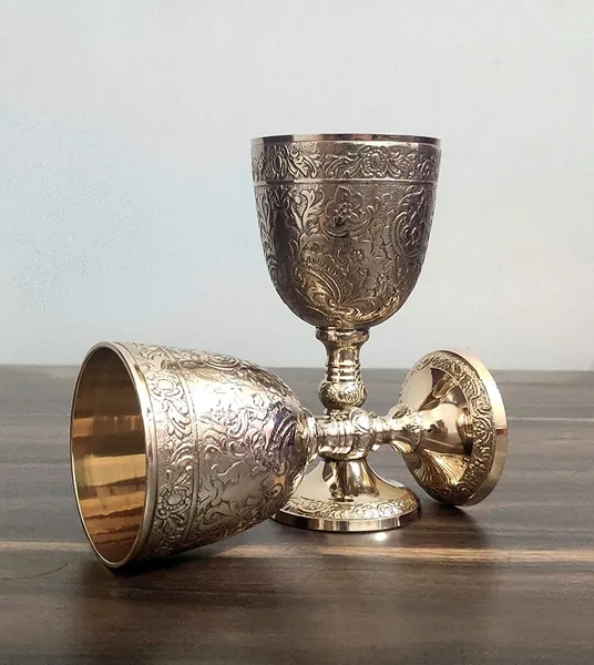 Handgemaakte Messing Gegraveerd Koning Glas Vintage Nautische Reliëf Chalice Goblet Glas (Pack van 2)