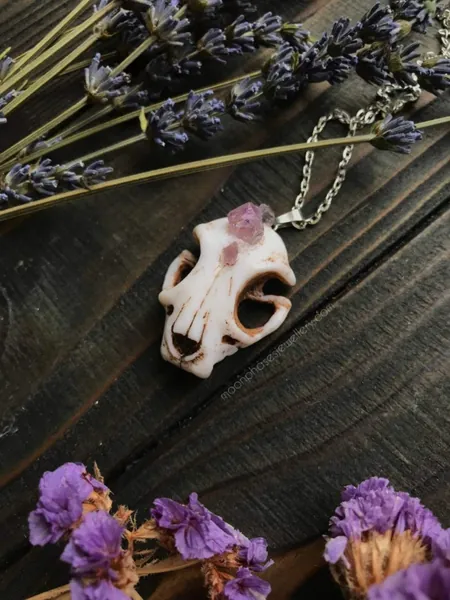 Cat skull necklace with raw amethyst crystals / fake cat skull / gothic jewelry / replica cat skull / raw gemstone necklace / witchy jewelry