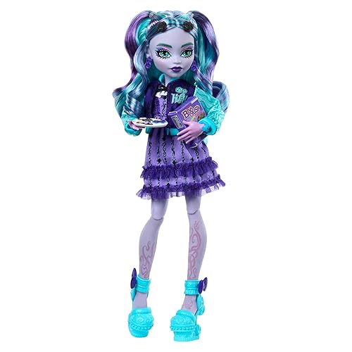 Monster High Fearbook Twyla Set aus Puppe und Zubehör mit Filmclub-Thema, Collegejacke, Jahrbuch, Brettspiel und Keksen, HXW31 - Puppe Twyla Journal des Horreurs