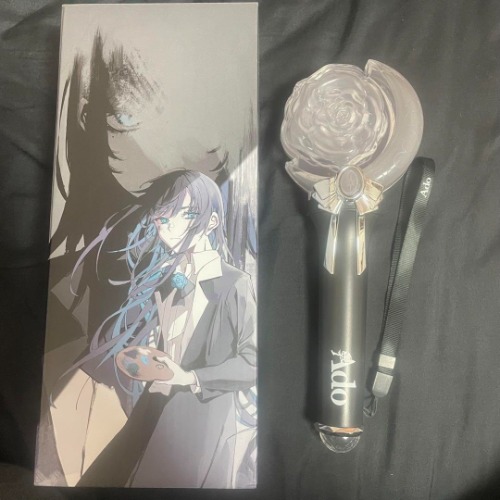 Ado Mona Lisa Lado Cara Kana en una piedra flotante, pero ¿es lindo? ¿Un bolígrafo de luz