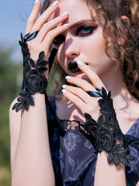 ROMWE Goth Mitaines à applique fleurie