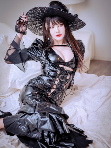 Soul Snatch | "Fit for a Queen" Fishtail Dress - Black diagonal Cut / S+