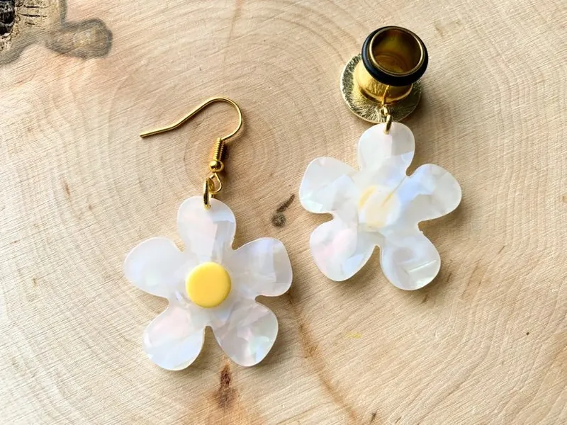 8g-1' (25mm) Gold/White/Yellow Daisy Flower Lightweight Drop Dangle Earrings Gauges/Earplugs Hider Plugs Earrings
