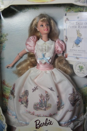 Barbie 1997 Collector Edition "First in Collection of Keepsake Treasures" 30cm Doll - Barbie and The Tale of Peter Rabbit with Dress with Apron-Overskirt, Hair Ribbon, Pretend Pearl Earrings and Ring, Pumps, Hairbrush, Doll Stand and Book