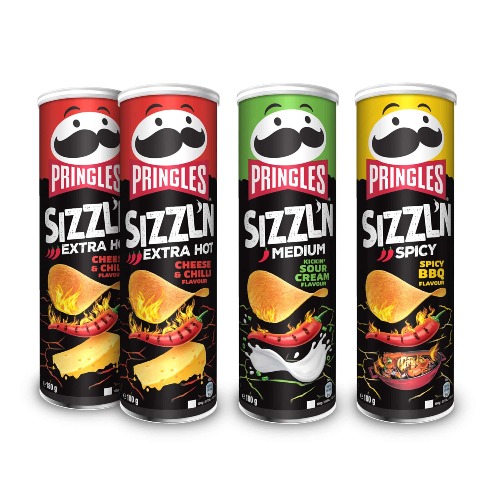 Pringles Sizzl'n | Scharfer Chips Mix | 4 Dosen Stapelchips mit 3 verschiedenen Sorten (2 x Cheese & Chilli 180g, 1 x Spicy BBQ 180g, 1 x Kicking Sour Cream 180g) - Cheese & Chilli, Spicy BBQ, Kicking Sour Cream