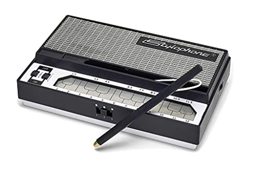 Stylophone Retro Pocket Synth in the Original 1968 Design - Portable Analog Synthesizer with Stylus & Built-in Speakers. Mini Keyboard Instrument for Synth & Bass Sound with Vibrato Effect - 12cm Wide - Stylophone