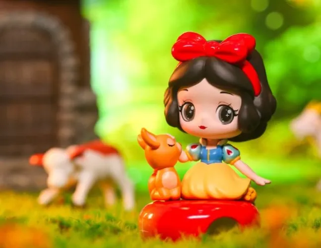 Lil Snow White figurine <3