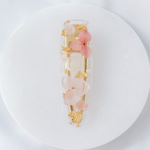 peaches hairclip ♡