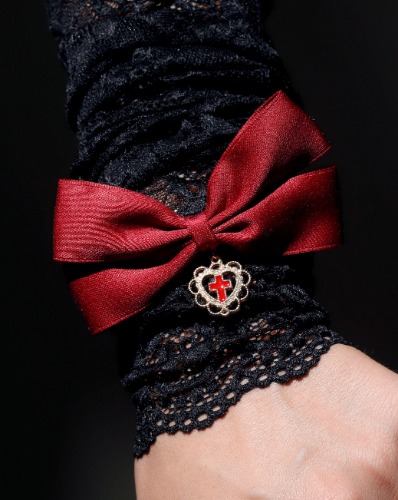 Raven's Ribbon Bracelet - Black/Red / One-size-fits-all