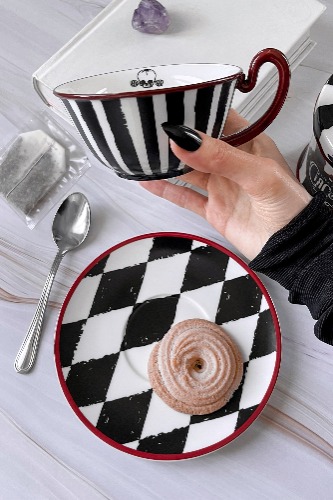 Calagari Teacup & Saucer | Onesize / Black/White / 100% Porcelain