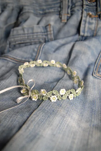 SPRINGTIME CHOKER - Sweet, narrow lace collar with green leaves & milky white flowers plus satin ribbons for individual tying