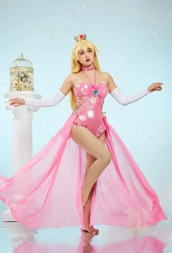 Summer Peach Cosplay