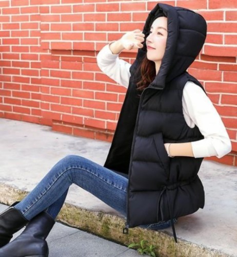 Womens Short Zipped Up Puffer Hooded Vest in Black - Black / M