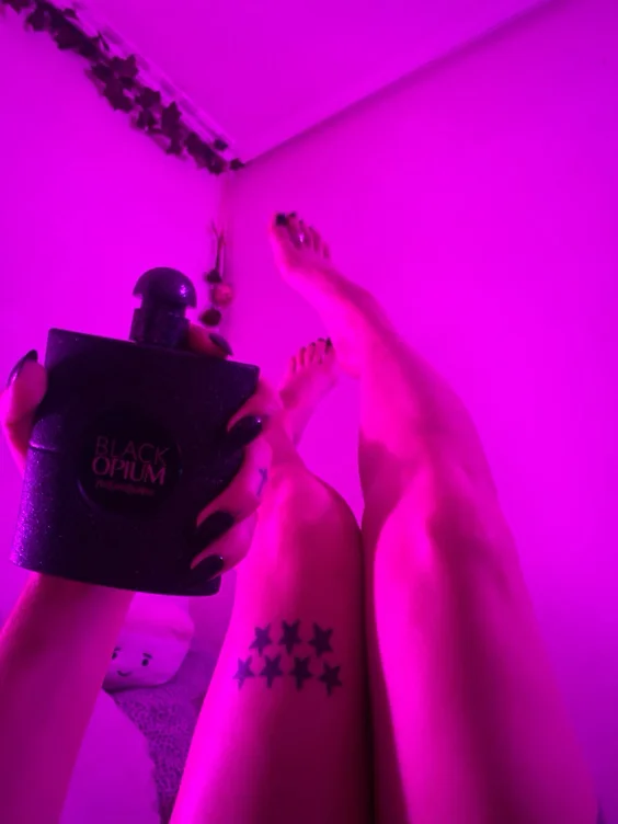 Envía tu tributo y deja que mi aroma persiga tus sueños sucios.