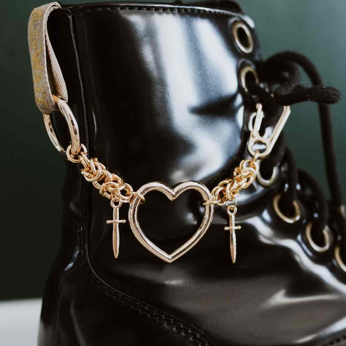 Throne Cat GOLD Back Stabber Heart Boot Chain, Chain mail, Chained