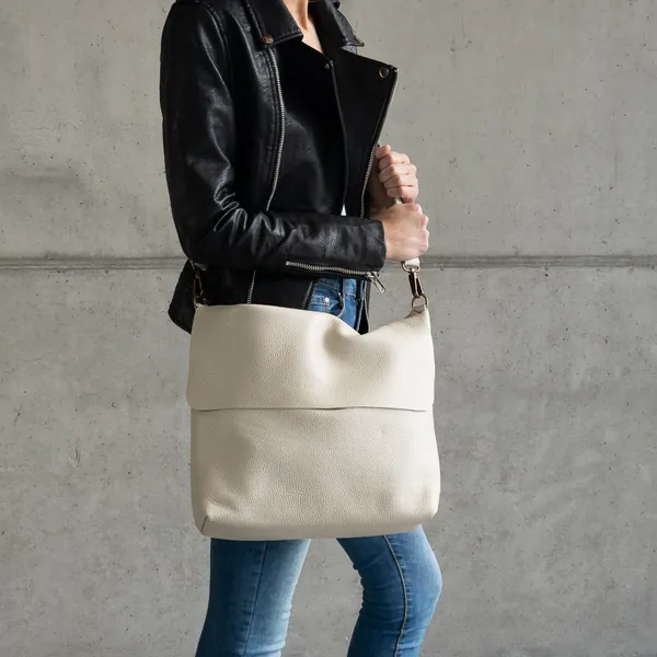 Available in 16 colors! Leather Crossbody Bag. Handcrafted. UN Original.