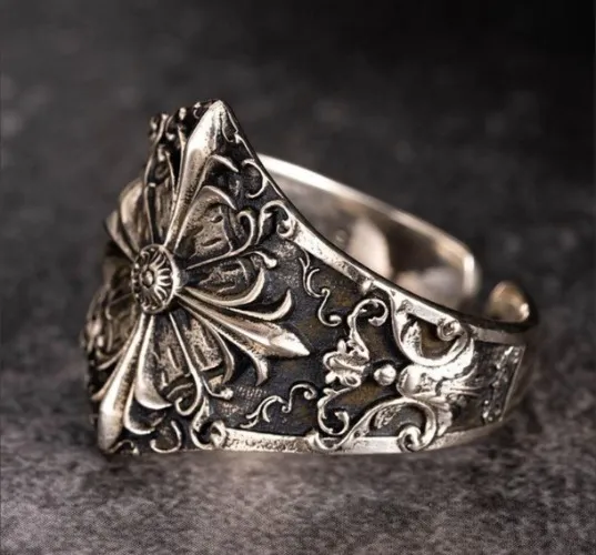 signet ring 🩶⛓️