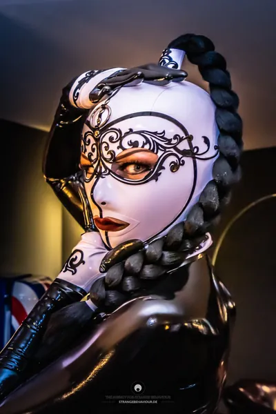 The Dutchess Latex Hood