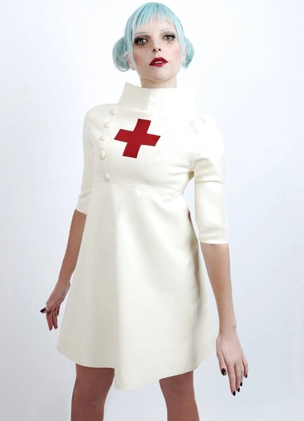 Latex Kleid Krankenschwester, in Weiß mit rotem Kreuz und SkaterRock. Deckelknöpfe. Cosplay. Dessous.
