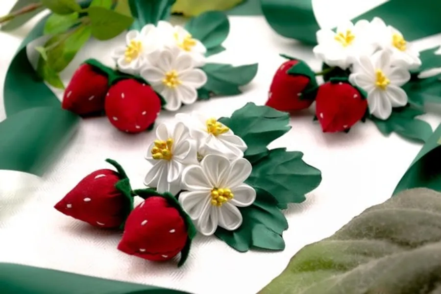 Cute Strawberry Kanzashi  Handmade Tsumami Zaiku Hair | Etsy