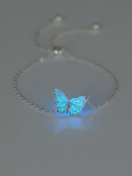 Pulsera brillante en oscuro con diseño de mariposa