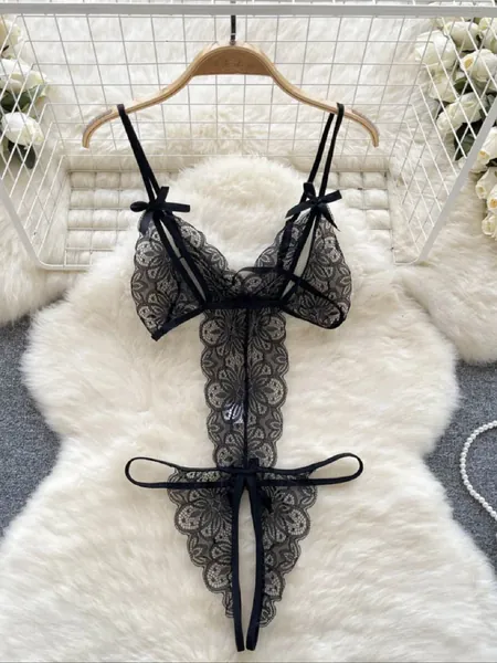 Body Sensual Rendado com aberturas no sutiã e calcinha Apressada