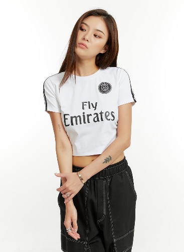 Contrasting Graphic Crop Tee